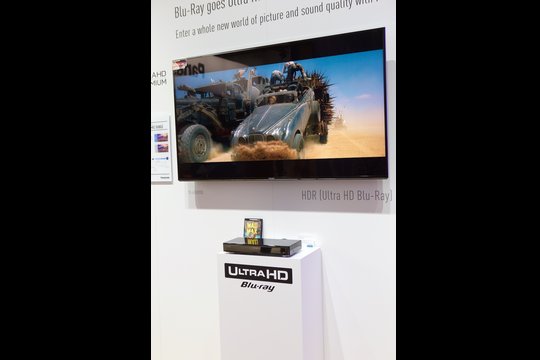 Und damit Panasonic gleich die komplette Palette abdecken kann, bieten sie mit dem DMP-UB900 auch einen UHD- und HDR-fähigen Bluray-Player an.